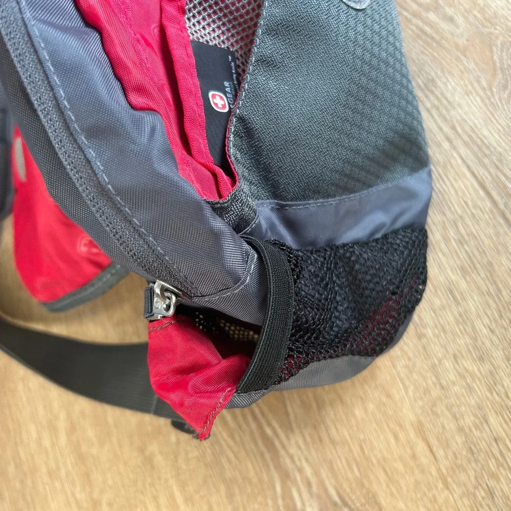NWOT SwissGear Crossbody Messenger Bag Gray Black Red Travel Sling Shoulder Bag